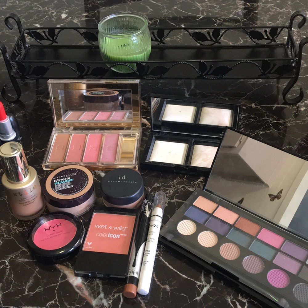 Makeup - Picture 3 of 6